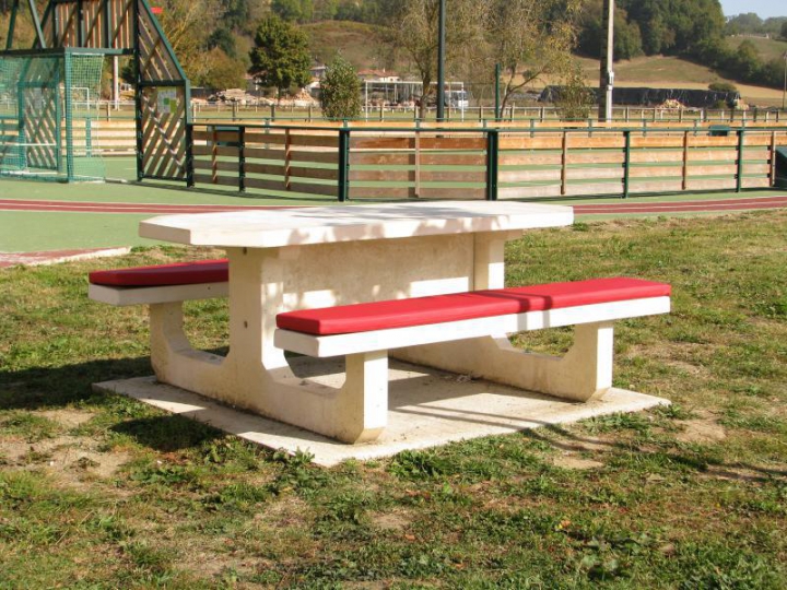 Table pique-nique avec option coussins rouge
